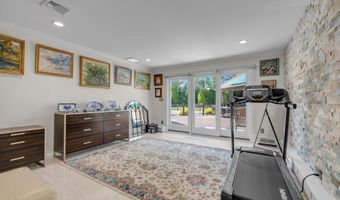 10 Macy Dr, Hewlett Bay Park, NY 11557