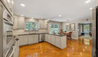 5 Trotter Ter, Belford, NJ 07718