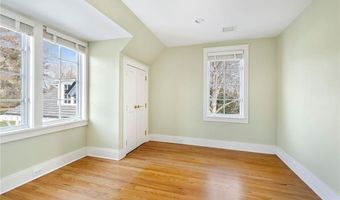 9 Ocean Lawn Ln, Newport, RI 02840