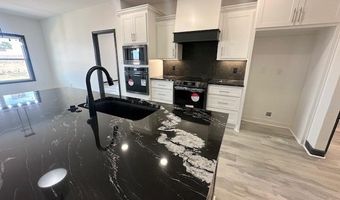 1064 Duke Dr, Bauxite, AR 72011