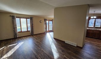 2702 Railroad Cir, Aberdeen, SD 57401