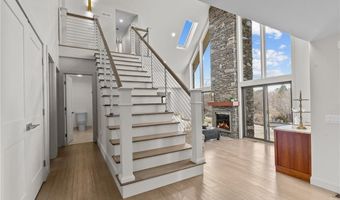 8 J H Dwyer Dr, Middletown, RI 02842