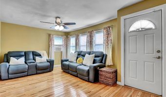 1 Somerset Rd W, Amityville, NY 11701