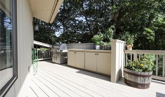 2 Buckingham St, Barrington, RI 02806