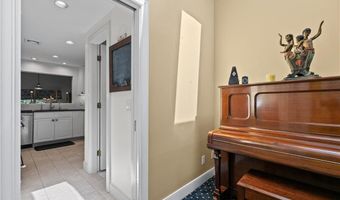 15 Hammersmith Rd #14, Newport, RI 02840