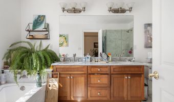 2 Dogwood Ct 2, Middlebury, CT 06762
