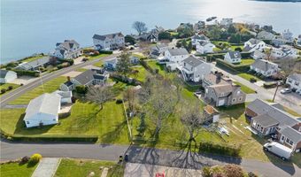 21 Namcook Rd, Narragansett, RI 02882