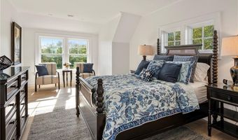 71 Cliff Dr, Narragansett, RI 02882