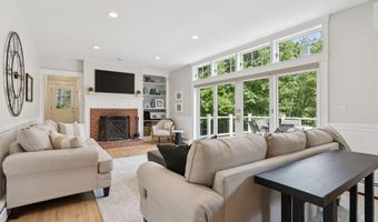 4 Victoria Ln, Falmouth, ME 04105