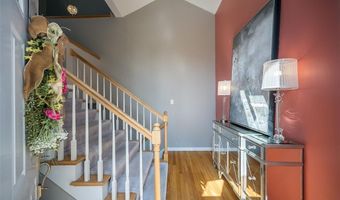 1878 Ridgeview Circle Dr, Ballwin, MO 63021