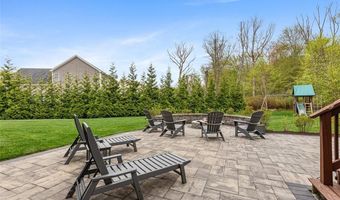 76 Woods Ln, Cranston, RI 02921