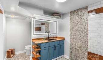 5 Deanwood Cir, Asheville, NC 28803