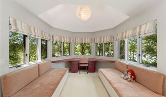 125 Woodruff Ave, Narragansett, RI 02882