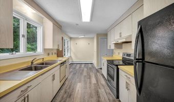 24 Iron Gate Ln, Cromwell, CT 06416
