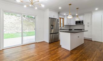 8 Laurel Dr, Brookfield, CT 06804