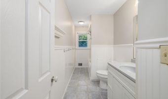 23 Algonquin Dr, Middletown, RI 02842
