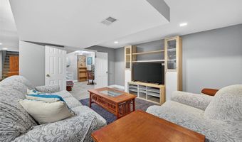 124 Vlasis Dr, Ballwin, MO 63011