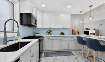 7 Gregg Ln, Bayonne, NJ 07002
