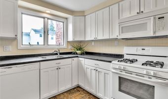 77 Sundridge Dr, Amherst, NY 14228