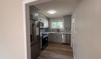 32 Penndale Dr, Amityville, NY 11701
