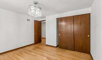 3051 N Huntington Dr, Arlington Heights, IL 60004