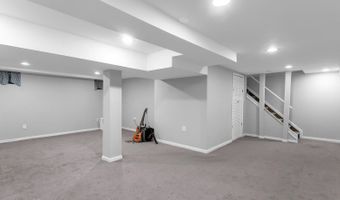 19 Stanley Ln, Middletown, NJ 07748