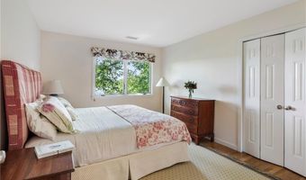 4 Alpond Dr, Newport, RI 02840