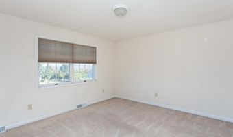 4 Hilander Dr, Albany, NY 12211