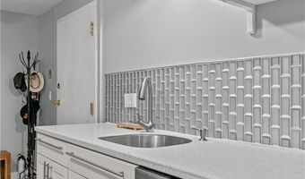 66 Girard Ave 114, Newport, RI 02840