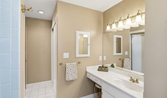825 Queenswood Ct, Indianapolis, IN 46217