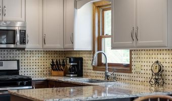 2623 W SUNNYVIEW Cir, Appleton, WI 54914