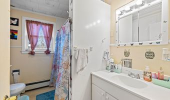 42 Newbury St, Auburn, ME 04210