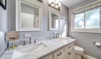 445 S Yale Ave, Addison, IL 60101