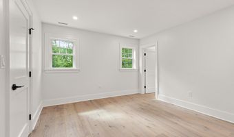 39 Concord Rd, Bedford, MA 01730