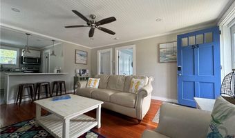 53 Center Ave, Middletown, RI 02842