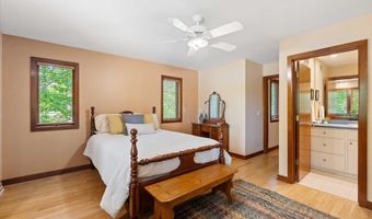 5870 Persimmon Dr, Fitchburg, WI 53711