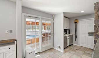 4 Twain Dr, Allentown, NJ 08501