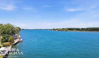206 Edgewater Dr, Algonac, MI 48001