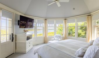 7 Clay Pit Ln, Aquinnah, MA 02535