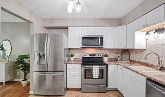 712 Woodside Trails Dr 102, Ballwin, MO 63021