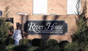 1261 Island Dr 102, Ann Arbor, MI 48105