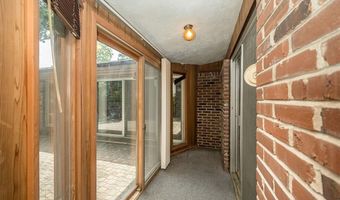 425 Kenilworth Ln, Ballwin, MO 63011