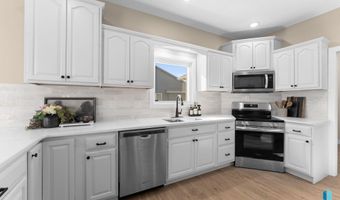 813 E Heatherwood Dr, Brandon, SD 57005