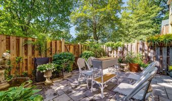 8 CARRIAGE HOUSE Cir, Alexandria, VA 22304