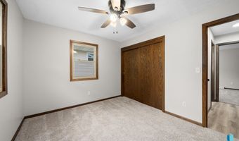 1912 E Sylvan Cir, Brandon, SD 57005