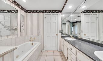 8 Countryside Ct, Amherst, NY 14221