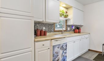 902 S 17th St, Aberdeen, SD 57401