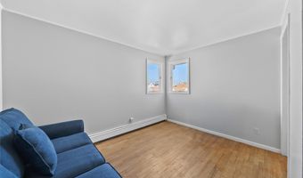 15 Hayes Rd, Amity Harbor, NY 11701