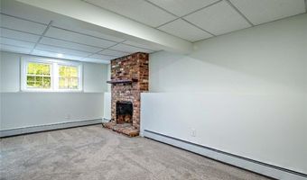 2 Simmons Rd, Barrington, RI 02806