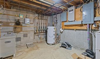 10 J H Dwyer Dr, Middletown, RI 02842